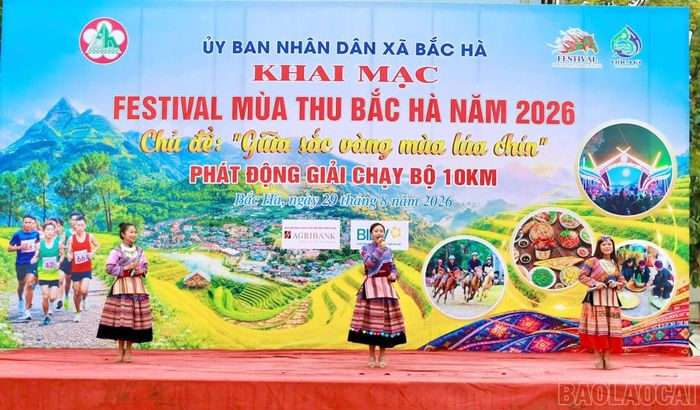 Nhiều tiết mục mang đậm bản sắc văn hóa các dân tộc Bắc Hà tại lễ khai mạc.