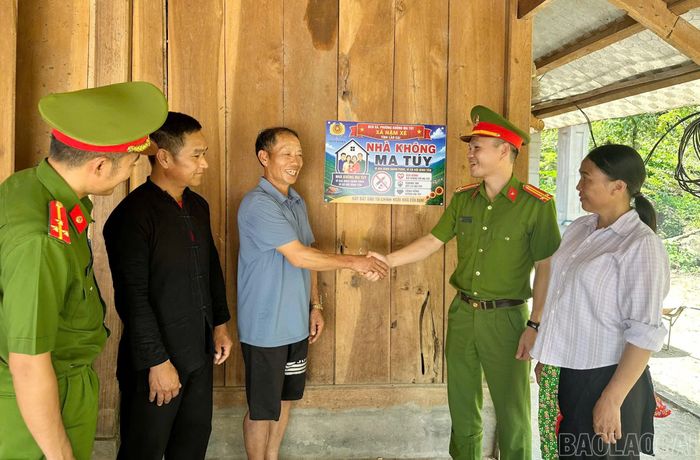 Ông Lý Kim Khái (đứng thứ 3 từ trái sang) phấn khởi khi được công nhận nhà không ma túy.
