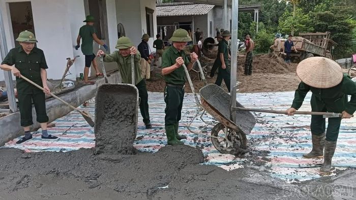 Hội viên cựu chiến binh xã Đông Cuông, tổ chức lao động ngày công giúp hội viên xây nhà.