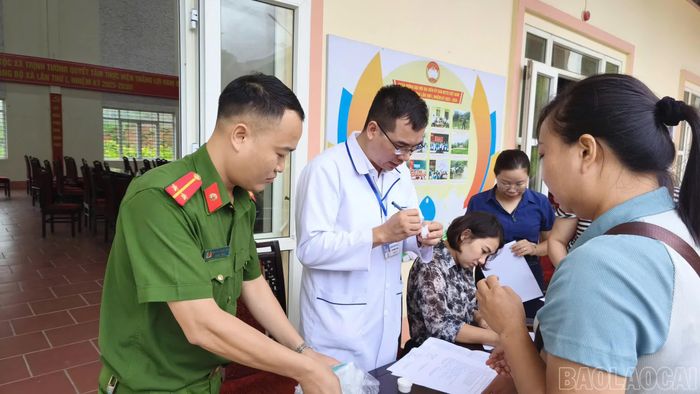 Thực hiện quy trình kiểm tra chất ma túy.
