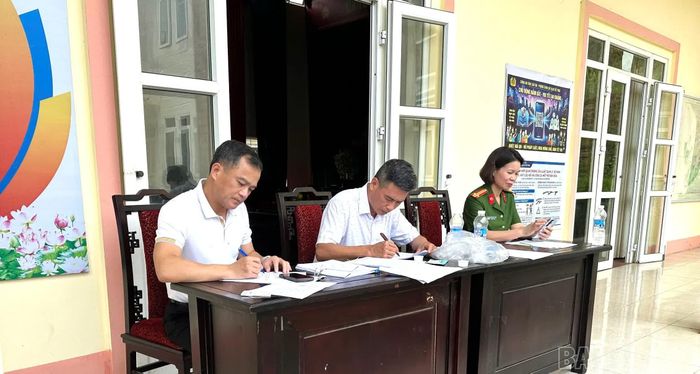 Lãnh đạo xã thực hiện quy trình kiểm tra.