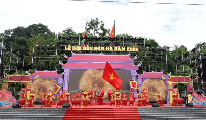 Đánh trống khai hội đền Bảo Hà năm 2025.