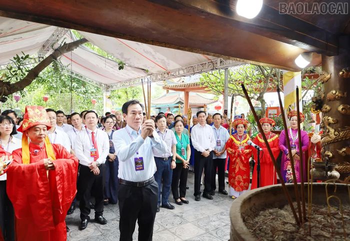 Các đại biểu dâng hương tại Nội tự đền Bảo Hà, cầu cho mọi người, mọi nhà được bình an, hạnh phúc; quê hương, đất nước ngày càng phát triển, phồn vinh.