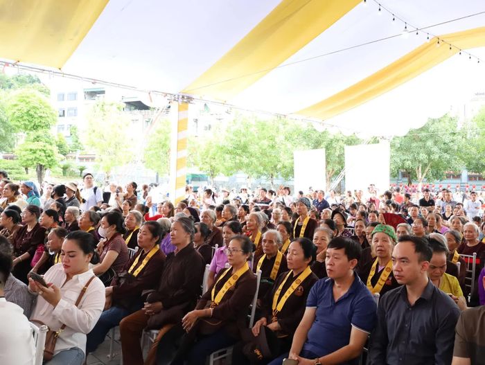 Đông đảo du khách tham dự lễ hội đền Bảo Hà năm 2026.