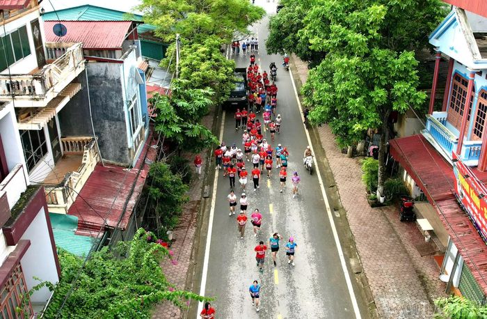 250 vận động viên tham gia Giải chạy bộ 10 km "Giữa sắc vàng mùa lúa chín” tại Bắc Hà.