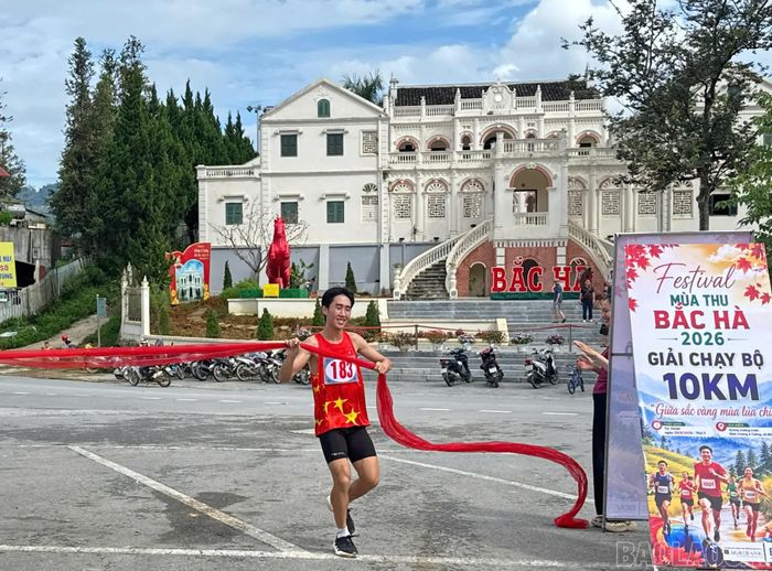 Vận động viên Sùng Văn Nguyên (Mường Khương) về đích đầu tiên ở nội dung của nam.