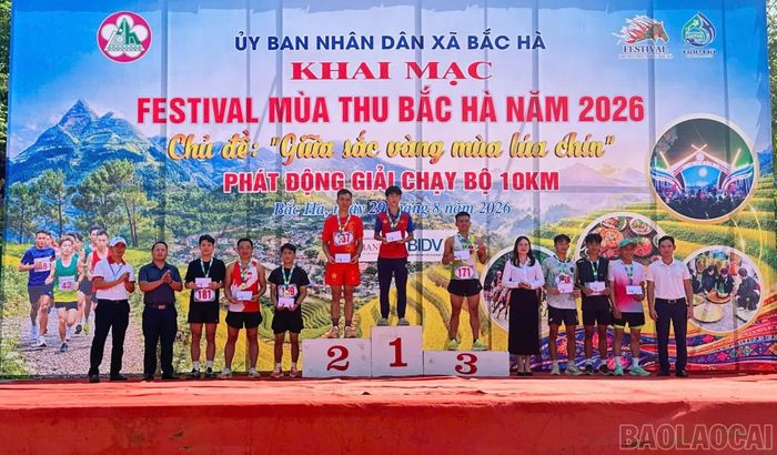 Trao giải cho các vận động viên ở nội dung nam.