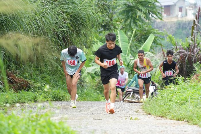 Cung đường đi qua nhiều đoạn dốc cao, đòi hỏi sự kiên trì, bền bỉ của mỗi vận động viên.