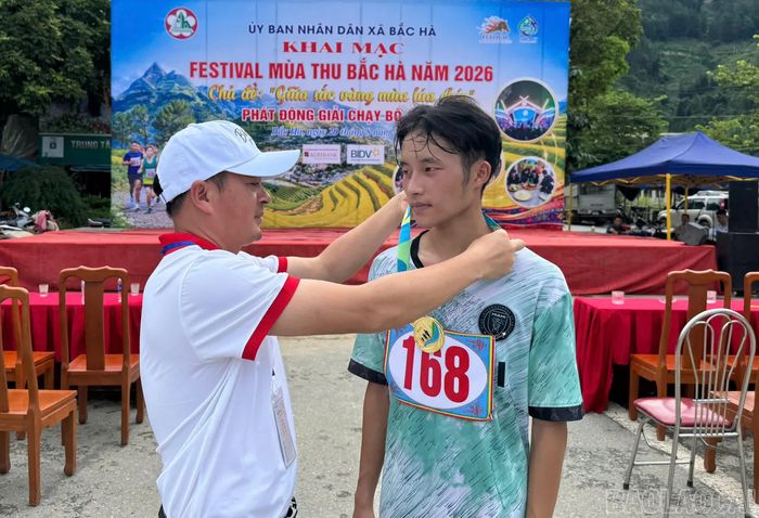 Ban tổ chức trao kỉ niệm chương cho các vận động viên về đích thành công.