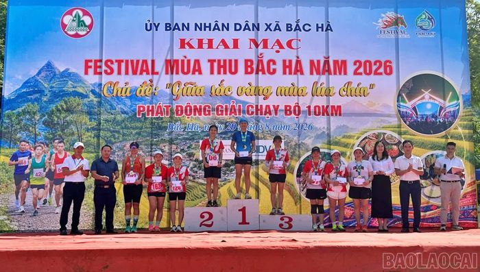 Trao giải cho các vận động viên ở nội dung nữ.