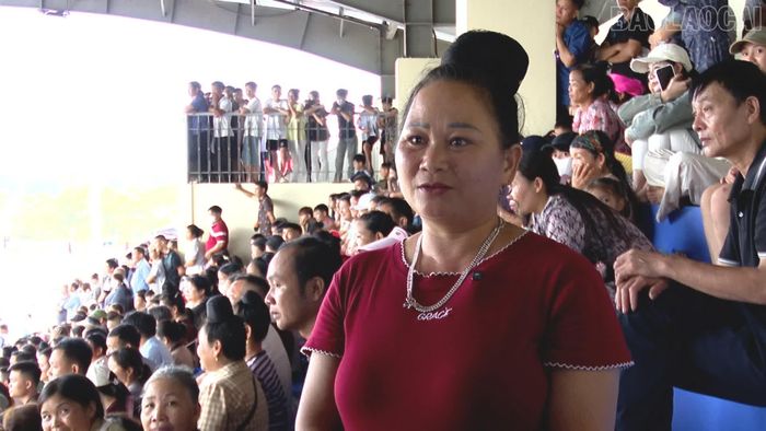 Chị Trần Thị Bình - cổ động viên phường Nghĩa Lộ.