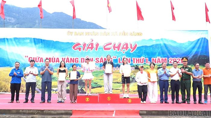 Ban tổ chức trao giải cho các vận động viên nam và nữ tham gia 2 cự ly chạy 8 km và 15 km.