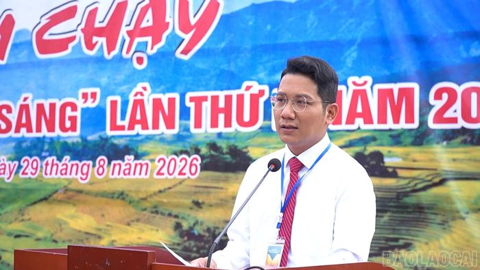 Ông Nguyễn Xuân Hùng - Phó Chủ tịch UBND xã Dền Sáng phát biểu khai mạc giải.