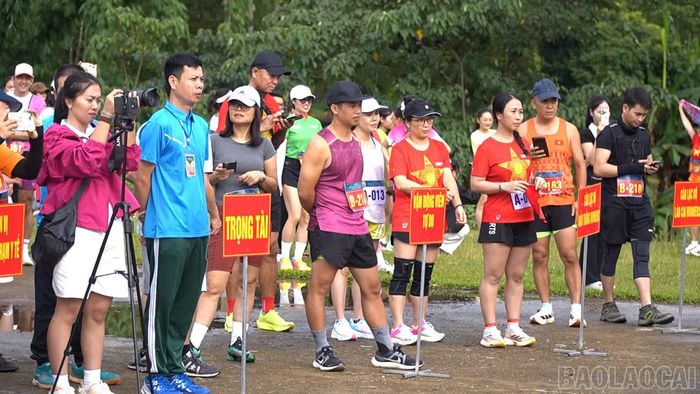 Hơn 300 vận động viên tham gia giải chạy "Giữa mùa vàng Dền Sáng".