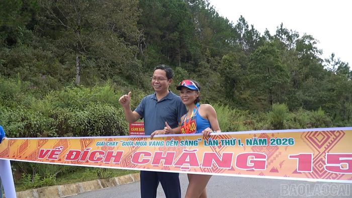 Vận động viên Phạm Thị Bạn về đích ở vị trí thứ 2 nội dung 15 km nữ.