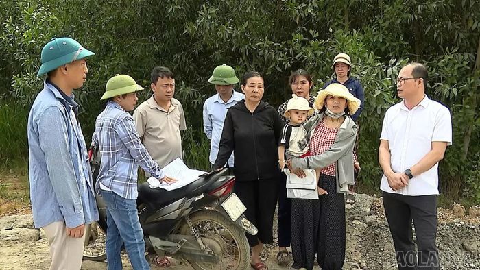 Chính quyền xã Đông Cuông tuyên truyền, vận động các hộ dân có đất nằm trong diện thu hồi.