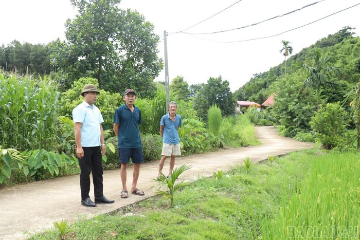 Các cơ quan chuyên môn xã Châu Quế tuyên truyền, trao đổi với hộ dân bị ảnh hưởng.
