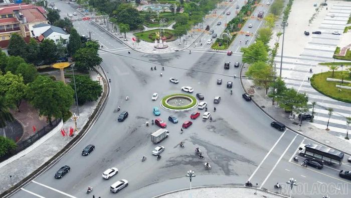 Người dân tham gia giao thông chấp hành nghiêm theo tín hiệu đèn, vạch kẻ đường.