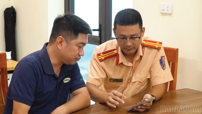 Cán bộ Phòng CSGT hướng dẫn người dân sử dụng ứng dụng VNeTraffic để tra cứu.