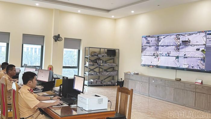 Phòng camera giám sát giao thông, liên tục, thường xuyên cập nhật tình hình giao thông trên địa bàn tỉnh.