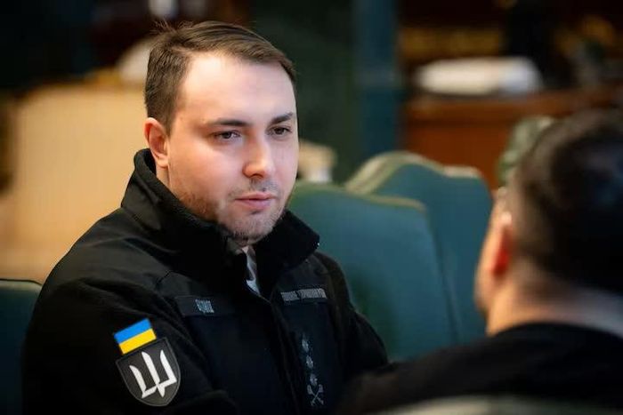 Trong bức ảnh được công bố ngày 2 tháng 1 năm 2026, Giám đốc Tình báo Quân sự Ukraine, Kyrylo Budanov, đã gặp Tổng thống Ukraine Volodymyr Zelenskiy, giữa lúc Nga tấn công Ukraine. (Nguồn ảnh: Văn phòng Báo chí Tổng thống Ukraine/Ảnh cung cấp qua REUTERS/Bản quyền hình ảnh.
