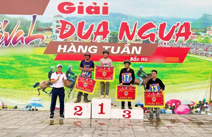 Kết thúc giải đấu, ban tổ chức trao giải cho các nài ngựa đạt thành tích xuất sắc tại Vòng chung kết Giải đua ngựa hàng tuần, tháng 8/2026. Trong đó, nài ngựa Lèng Văn Thắng xuất sắc giành giải Nhất, nhận phần thưởng trị giá 7 triệu đồng từ ban tổ chức và các nhà tài trợ.