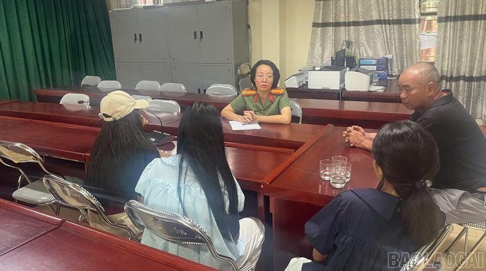 Công an xã và Ban quản lý học sinh tuyên truyền nâng cao nhận thức cho các em học sinh.