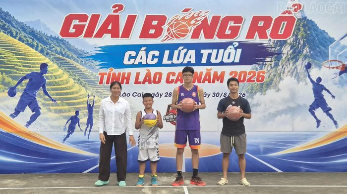 Trao giải vận động viên xuất sắc nhất lứa tuổi U15, U20 và vận động viên nhỏ tuổi nhất.