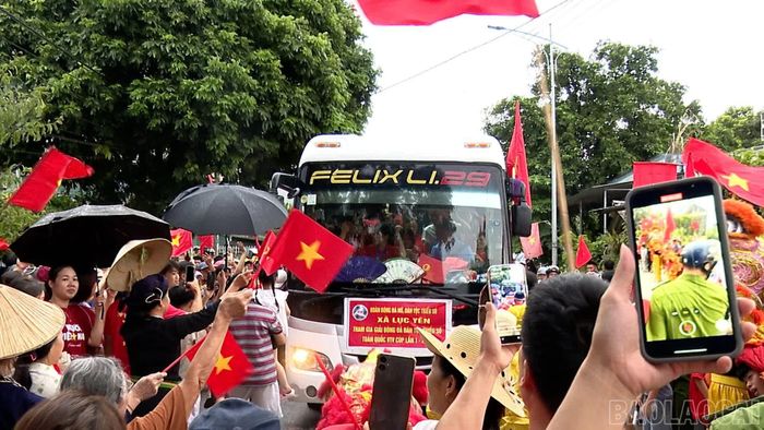 Người dân hân hoan chào đón nhà vô địch.