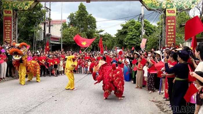 Đông đảo người dân có mặt từ rất sớm để đón nhà vô địch trở về.