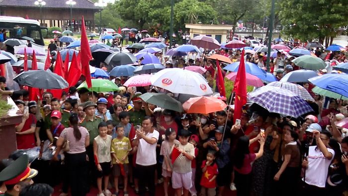 Người dân đất ngọc vui mừng phấn khởi chứng kiến nhà vô địch nâng chiếc cup vàng về quê nhà.