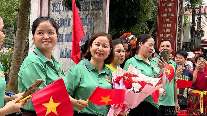 Niềm vui của các người dân xã Lục Yên khi đội nhà giành chức vô địch.