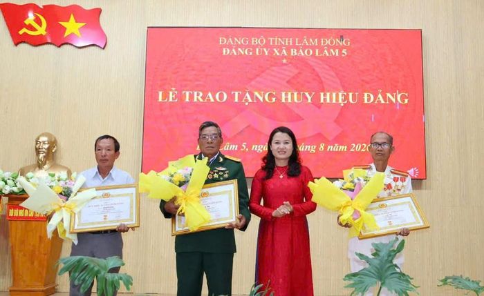 Đồng chí Hoàng Thị Thu Hà - Bí thư Đảng ủy, Chủ tịch HĐND xã Bảo Lâm 5 trao Huy hiệu Đảng đợt 2/9 cho các đảng viên