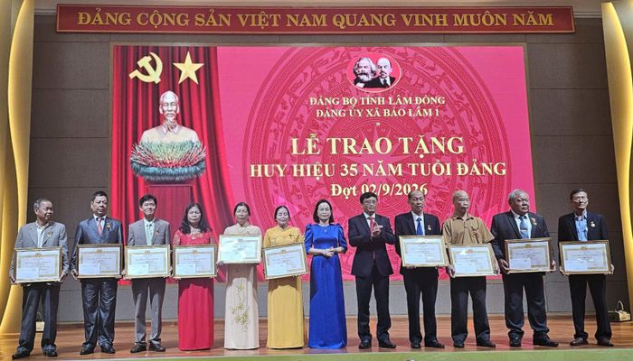 Đồng chí Trương Hoài Minh - Bí thư Đảng ủy, Chủ tịch HĐND xã; Vũ Thị Thanh Lý - Phó Bí thư Thường trực Đảng ủy xã trao tặng Huy hiệu Đảng đợt 2/9 cho các đảng viên