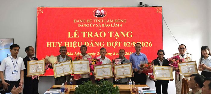 Đồng chí Bùi Xuân Quý - Bí thư Đảng ủy, Chủ tịch HĐND xã Bảo Lâm 4 cùng các đồng chí trong Ban Thường vụ Đảng ủy xã trao Huy hiệu Đảng đợt 2/9 cho các đảng viên