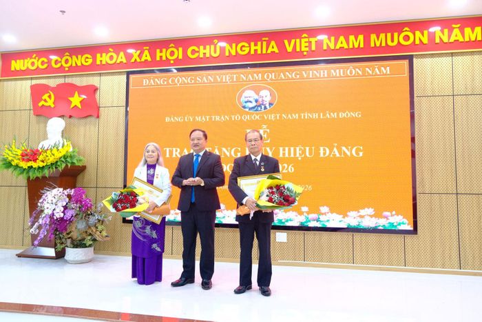 Đồng chí Phạm Văn Đức, Phó Bí thư Đảng ủy, Phó Chủ tịch Ủy ban MTTQ Việt Nam tỉnh trao Huy hiệu 45 năm tuổi Đảng cho 2 đảng viên