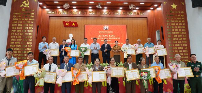 Đồng chí Nguyễn Đình Bình - Bí thư Đảng ủy, Chủ tịch HĐND xã Bảo Lâm 1 cùng các đồng chí trong Ban Thường vụ Đảng ủy xã trao Huy hiệu Đảng đợt 2/9 cho các đảng viên