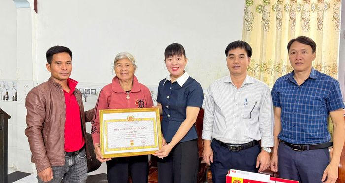 Trao Huy hiệu 55 tuổi Đảng cho đảng viên Ka Vình thuộc Đảng bộ xã Bảo Lâm 4