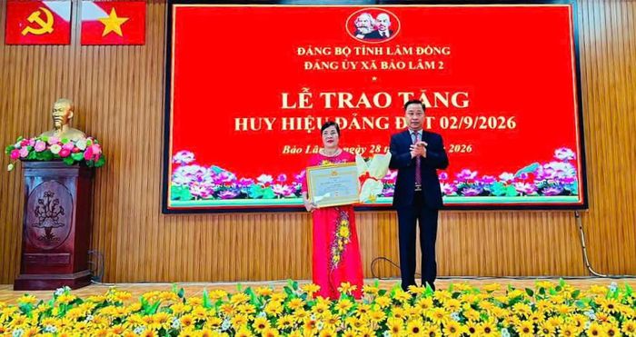 Đồng chí Phan Anh Tuấn - Bí thư Đảng ủy, Chủ tịch HĐND xã Bảo Lâm 2 trao Huy hiệu Đảng đợt cho các đảng viên