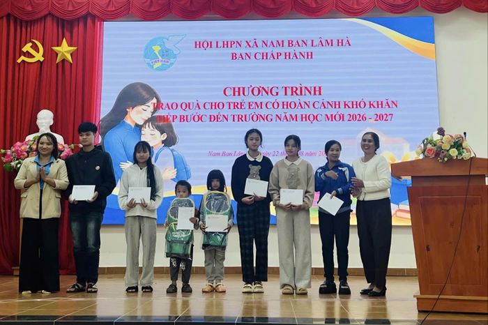 Hội LHPN xã Nam Ban Lâm Hà trao quà cho trẻ em có hoàn cảnh khó khăn tiếp bước đến trường năm học mới 2026 - 2027