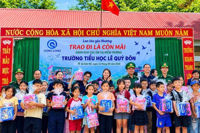Hội LHPN xã Đắk Wil phối hợp với các đơn vị trao quà cho học sinh Trường Tiểu học Lê Quý Đôn, xã Đắk Wil trước thềm năm học mới