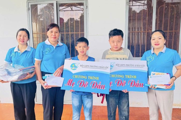 Hội LHPN Phường 2 Bảo Lộc tổ chức thăm hỏi, trao quà cho trẻ mồ côi, trẻ có hoàn cảnh đặc biệt khó khăn trước thềm năm học mới