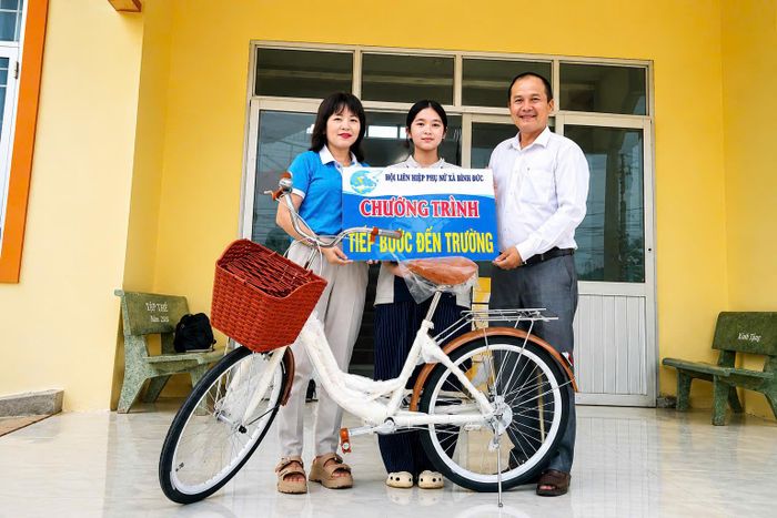 Hội LHPN xã Hoài Đức trao 139 phần quà cho các em học sinh từ chương trình “Tiếp bước đến trường”