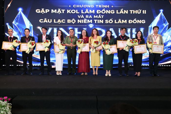 Tặng Giấy khen của Giám đốc Công an tỉnh Lâm Đồng cho các KOL có nhiều thành tích