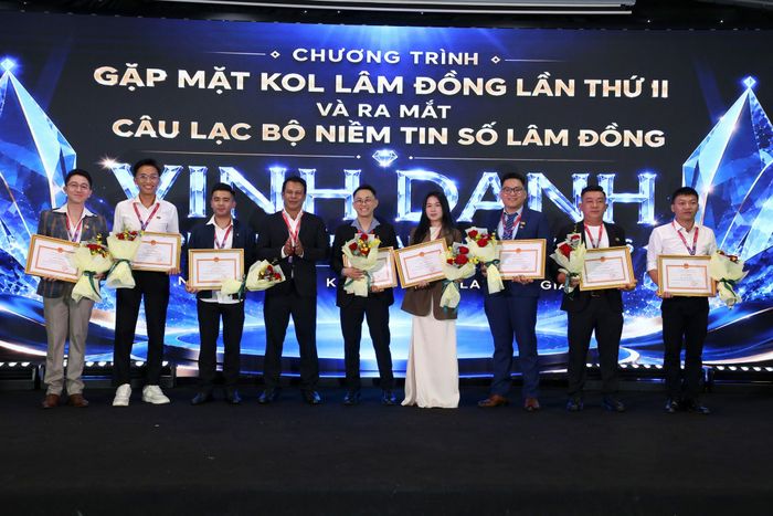 Tặng Giấy khen của Giám đốc Công an tỉnh Lâm Đồng cho các KOL có nhiều thành tích