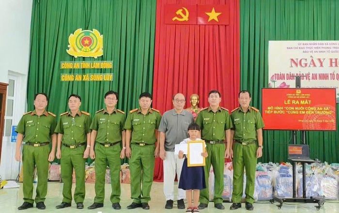 Em Huỳnh Thị Phương Nhi, học sinh lớp 2 Trường Tiểu học Bình Tân được Công an xã Sông Lũy hỗ trợ trong chương trình "Con nuôi Công an xã".