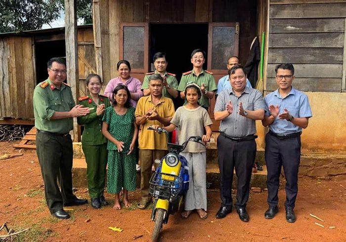 Em H’Thu, trú tại bon Đắk R’La, có hoàn cảnh gia đình khó khăn được Công an xã Đắk Mil tiếp sức đến trường. Ảnh: CA Lâm Đồng