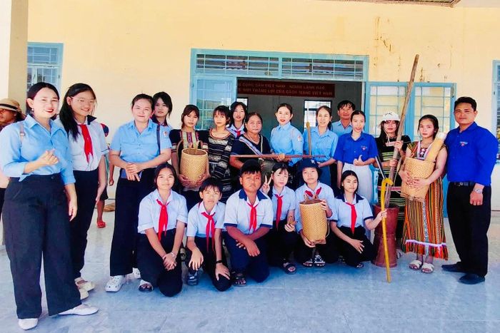 Các em tìm hiểu nghề đan gùi, trang phục và nét sinh hoạt văn hóa đặc trưng của đồng bào