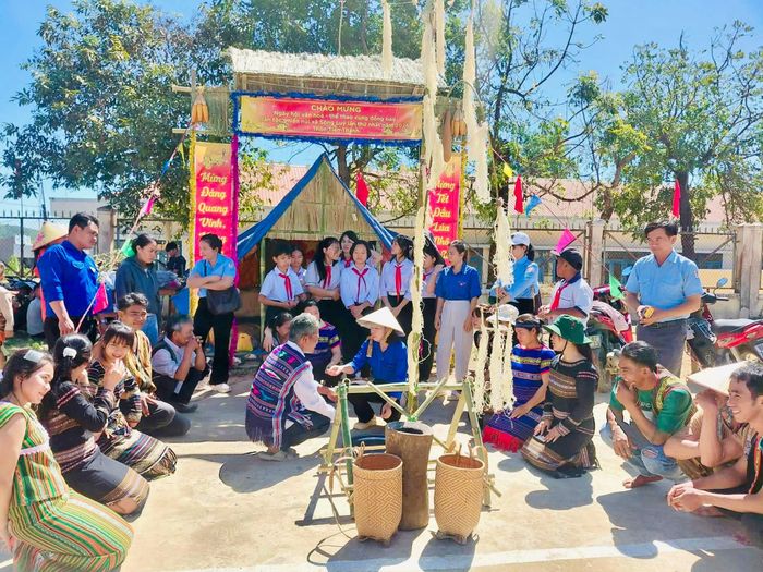 Mô hình “Măng non giữ lửa văn hóa“ giúp đội viên tiếp cận nét văn hóa của đồng bào dân tộc thiểu số địa phương