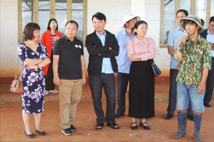 Chủ mô hình Trần Văn Tấn (thứ nhất, bên phải) chia sẻ với các khuyến nông viên quốc gia về kết quả chuẩn hóa khu vườn chanh leo